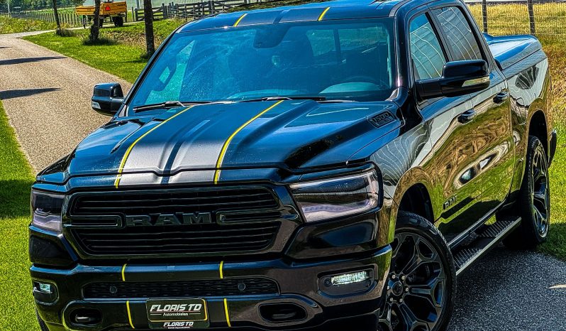 DODGE RAM 1500 5.7L HEMI V8 4X4 401 PK * BLACK-OPPS * 22 INCH * CREW CAB * 180 LITER LPG * OPEN UITLAATSYSTEEM * PANORAMADAK * 3500 KG TREKGEWICHT * 1E EIGENAAR * vol
