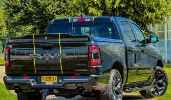 DODGE RAM 1500 5.7L HEMI V8 4X4 401 PK * BLACK-OPPS * 22 INCH * CREW CAB * 180 LITER LPG * OPEN UITLAATSYSTEEM * PANORAMADAK * 3500 KG TREKGEWICHT * 1E EIGENAAR * vol