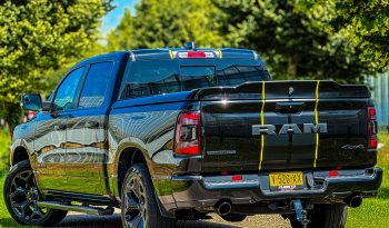 DODGE RAM 1500 5.7L HEMI V8 4X4 401 PK * BLACK-OPPS * 22 INCH * CREW CAB * 180 LITER LPG * OPEN UITLAATSYSTEEM * PANORAMADAK * 3500 KG TREKGEWICHT * 1E EIGENAAR * vol