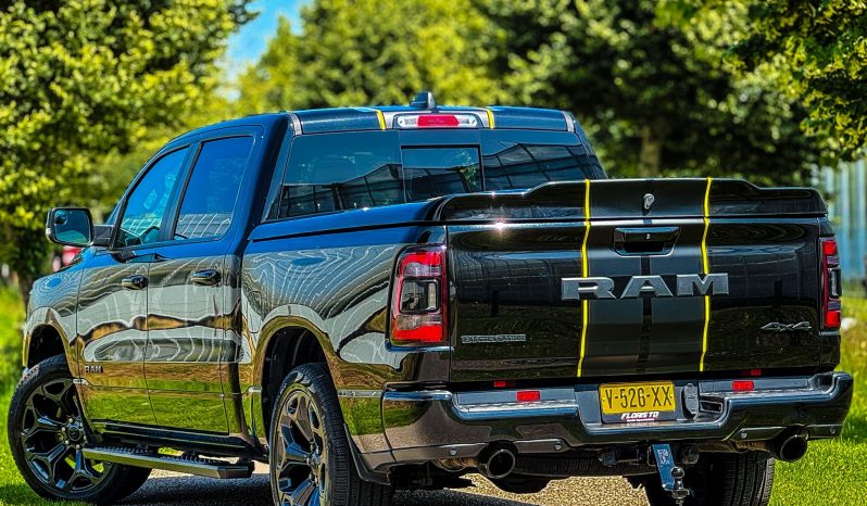 DODGE RAM 1500 5.7L HEMI V8 4X4 401 PK * BLACK-OPPS * 22 INCH * CREW CAB * 180 LITER LPG * OPEN UITLAATSYSTEEM * PANORAMADAK * 3500 KG TREKGEWICHT * 1E EIGENAAR * vol