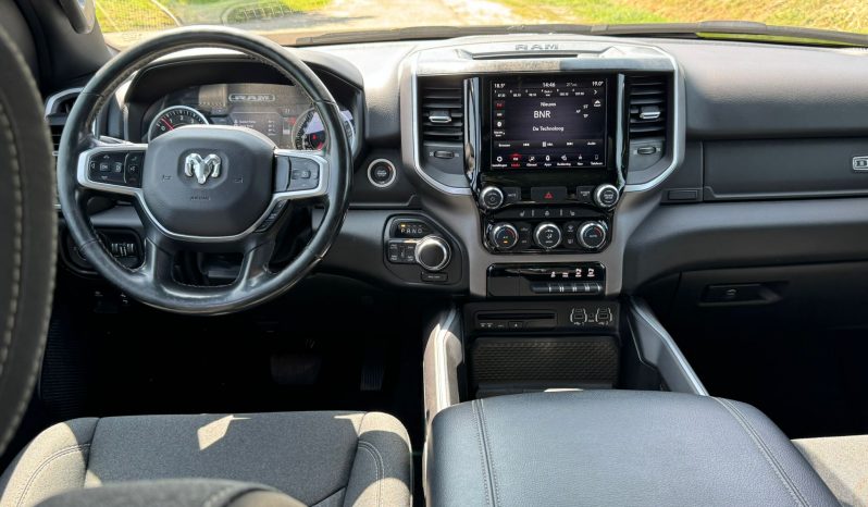 DODGE RAM 1500 5.7L HEMI V8 4X4 401 PK * BLACK-OPPS * 22 INCH * CREW CAB * 180 LITER LPG * OPEN UITLAATSYSTEEM * PANORAMADAK * 3500 KG TREKGEWICHT * 1E EIGENAAR * vol