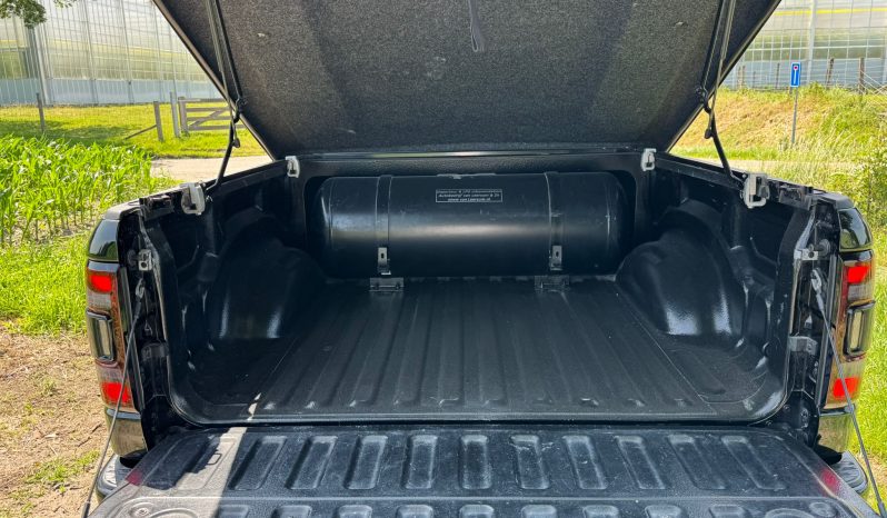 DODGE RAM 1500 5.7L HEMI V8 4X4 401 PK * BLACK-OPPS * 22 INCH * CREW CAB * 180 LITER LPG * OPEN UITLAATSYSTEEM * PANORAMADAK * 3500 KG TREKGEWICHT * 1E EIGENAAR * vol