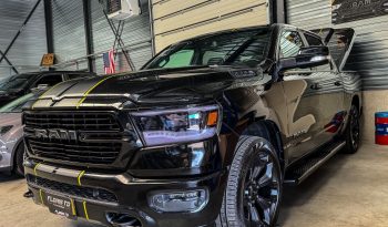DODGE RAM 1500 5.7L HEMI V8 4X4 401 PK * BLACK-OPPS * 22 INCH * CREW CAB * 180 LITER LPG * OPEN UITLAATSYSTEEM * PANORAMADAK * 3500 KG TREKGEWICHT * 1E EIGENAAR * vol