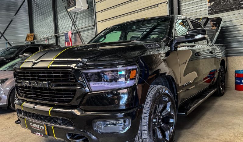 DODGE RAM 1500 5.7L HEMI V8 4X4 401 PK * BLACK-OPPS * 22 INCH * CREW CAB * 180 LITER LPG * OPEN UITLAATSYSTEEM * PANORAMADAK * 3500 KG TREKGEWICHT * 1E EIGENAAR * vol