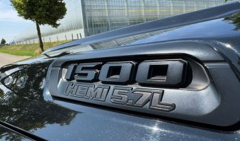 DODGE RAM 1500 5.7L HEMI V8 4X4 401 PK * BLACK-OPPS * 22 INCH * CREW CAB * 180 LITER LPG * OPEN UITLAATSYSTEEM * PANORAMADAK * 3500 KG TREKGEWICHT * 1E EIGENAAR * vol