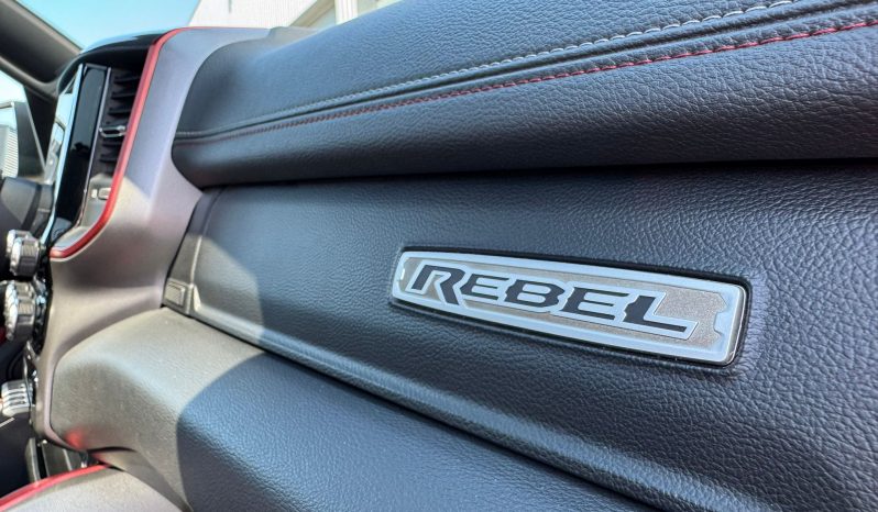 DODGE RAM 1500 5.7L HEMI 4X4 401PK V8 * REBEL * 20 INCH FUEL BREEDSET * PANORAMADAK * LAGE BIJTELLING * UNIEK * WEINIG KM * EXTREEM NETTE CONDITIE * vol