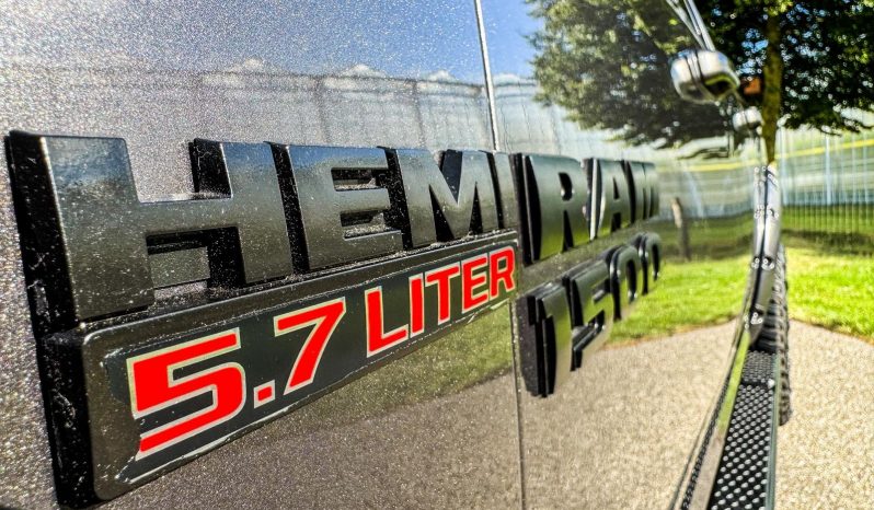 DODGE RAM 1500 5.7L V8 HEMI 4X4 425PK * SPORT * WIDE BODY * LAGE BIJTELLING * UNIEK * 20 INCH MICKEY THOMPSON BAJA BOSS * VERHOOGD * VERBREED * LIEFHEBBER * MORIMOTTO KOPLAMPEN * vol