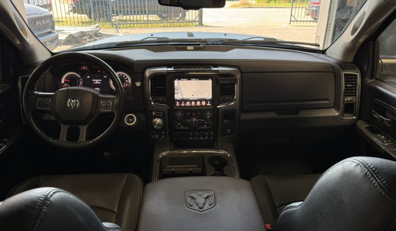 DODGE RAM 1500 5.7L HEMI V8 4X4 * SPORT * BLACK-OPPS * FULL OPTION * PERFORMANCE UITLAATSYSTEEM * 180 L LPG * CUSTOM STRIPING NIEUW * 20 INCH * BEDCOVER * SCHUIFKANTELDAK * vol