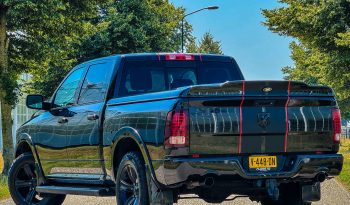 DODGE RAM 1500 5.7L HEMI V8 4X4 * SPORT * BLACK-OPPS * FULL OPTION * PERFORMANCE UITLAATSYSTEEM * 180 L LPG * CUSTOM STRIPING NIEUW * 20 INCH * BEDCOVER * SCHUIFKANTELDAK * vol