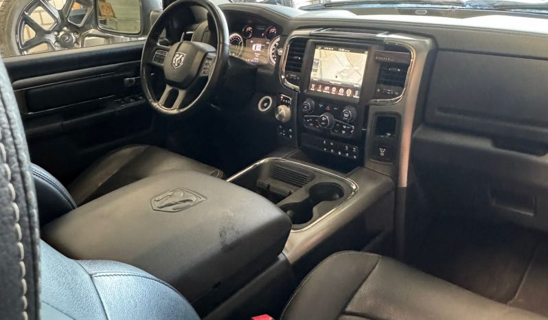 DODGE RAM 1500 5.7L HEMI V8 4X4 * SPORT * BLACK-OPPS * FULL OPTION * PERFORMANCE UITLAATSYSTEEM * 180 L LPG * CUSTOM STRIPING NIEUW * 20 INCH * BEDCOVER * SCHUIFKANTELDAK * vol