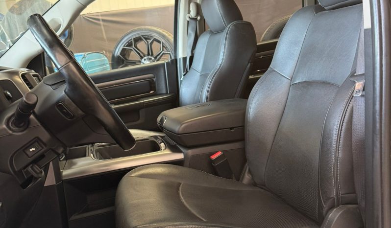 DODGE RAM 1500 5.7L HEMI V8 4X4 * SPORT * BLACK-OPPS * FULL OPTION * PERFORMANCE UITLAATSYSTEEM * 180 L LPG * CUSTOM STRIPING NIEUW * 20 INCH * BEDCOVER * SCHUIFKANTELDAK * vol