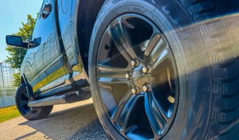 DODGE RAM 1500 5.7L HEMI V8 4X4 * SPORT * BLACK-OPPS * FULL OPTION * PERFORMANCE UITLAATSYSTEEM * 180 L LPG * CUSTOM STRIPING NIEUW * 20 INCH * BEDCOVER * SCHUIFKANTELDAK * vol