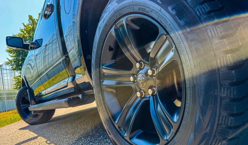 DODGE RAM 1500 5.7L HEMI V8 4X4 * SPORT * BLACK-OPPS * FULL OPTION * PERFORMANCE UITLAATSYSTEEM * 180 L LPG * CUSTOM STRIPING NIEUW * 20 INCH * BEDCOVER * SCHUIFKANTELDAK * vol
