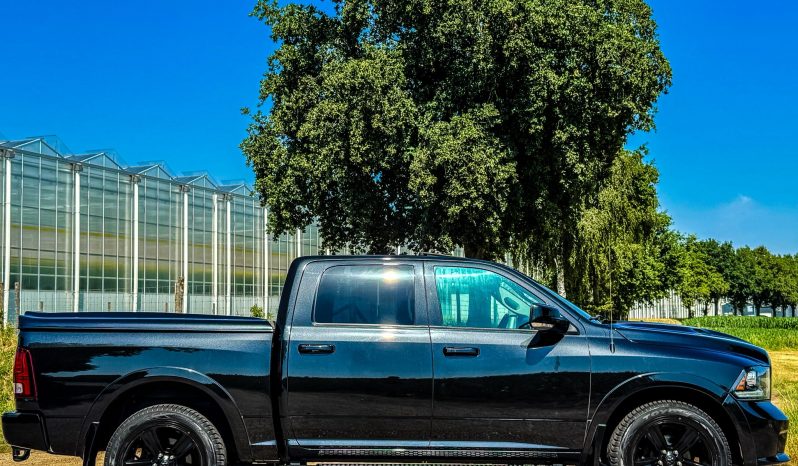 DODGE RAM 1500 5.7L HEMI V8 4X4 * SPORT * BLACK-OPPS * FULL OPTION * PERFORMANCE UITLAATSYSTEEM * 180 L LPG * CUSTOM STRIPING NIEUW * 20 INCH * BEDCOVER * SCHUIFKANTELDAK * vol
