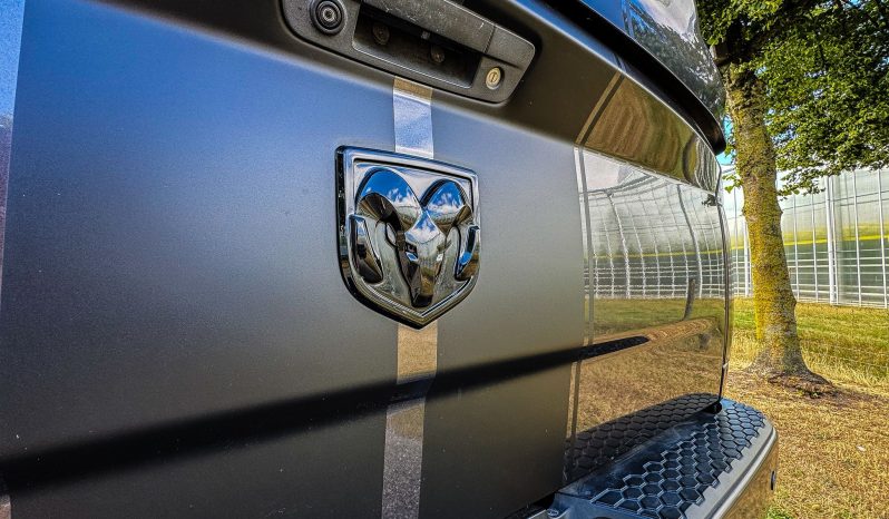 DODGE RAM 1500 5.7L HEMI V8 4X4 401PK * SPORT * FULL OPTION * FLOWMASTER UITLAATSYSTEEM * LPG * 20 INCH * PPF SMOKE * LEDBAR * CUSTOM STRIPING NIEUW * DEZE PRACHTIGE RAM SPORT KOMT BINNEN * vol