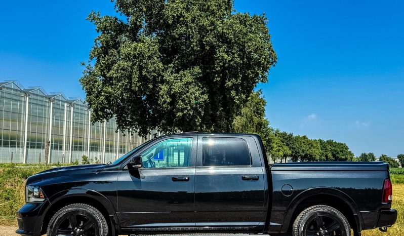 DODGE RAM 1500 5.7L HEMI V8 4X4 * SPORT * BLACK-OPPS * FULL OPTION * PERFORMANCE UITLAATSYSTEEM * 180 L LPG * CUSTOM STRIPING NIEUW * 20 INCH * BEDCOVER * SCHUIFKANTELDAK * vol