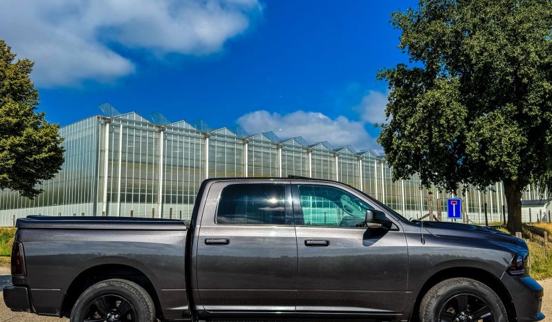 DODGE RAM 1500 5.7L HEMI V8 4X4 401PK * SPORT * FULL OPTION * FLOWMASTER UITLAATSYSTEEM * LPG * 20 INCH * PPF SMOKE * LEDBAR * CUSTOM STRIPING NIEUW * DEZE PRACHTIGE RAM SPORT KOMT BINNEN * vol