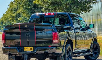 DODGE RAM 1500 5.7L HEMI V8 4X4 * SPORT * BLACK-OPPS * FULL OPTION * PERFORMANCE UITLAATSYSTEEM * 180 L LPG * CUSTOM STRIPING NIEUW * 20 INCH * BEDCOVER * SCHUIFKANTELDAK * vol
