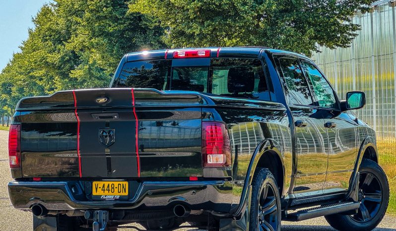 DODGE RAM 1500 5.7L HEMI V8 4X4 * SPORT * BLACK-OPPS * FULL OPTION * PERFORMANCE UITLAATSYSTEEM * 180 L LPG * CUSTOM STRIPING NIEUW * 20 INCH * BEDCOVER * SCHUIFKANTELDAK * vol