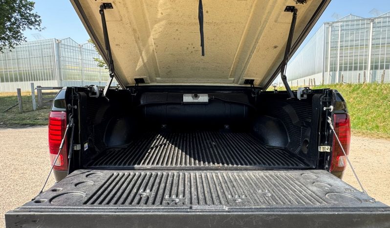 DODGE RAM 1500 5.7L HEMI V8 4X4 * SPORT * BLACK-OPPS * FULL OPTION * PERFORMANCE UITLAATSYSTEEM * 180 L LPG * CUSTOM STRIPING NIEUW * 20 INCH * BEDCOVER * SCHUIFKANTELDAK * vol