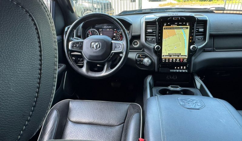 DODGE RAM 1500 5.7L HEMI V8 4X4 401PK * LARAMIE * UNIEK * PRACHTIGE KLEUR * 22 INCH FUEL LICHTMETALEN SPORTVELGEN * LPG * GROOT BEELDSCHERM * APPLE CARPLAY * US LIGHTS * vol