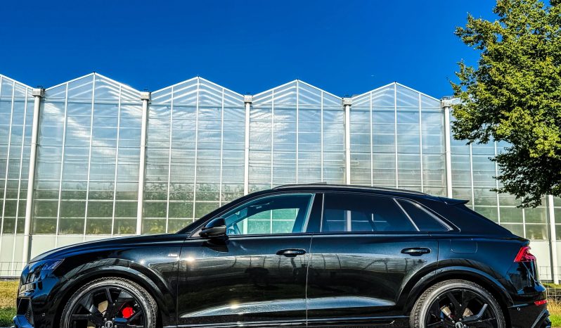 AUDI Q8 60 TFSI – E QUATTRO SQ8 BODY KIT * HYBRIDE * 467 PK * BOM BOM VOL * 23 INCH SQ8 LICHTMETALEN VELGEN * TREKHAAK * SLECHTS 30.000 KM * NIEUWSTAAT * PERFORMANCE SPORTSTOELEN * BANG & OLUFSEN MUZIEK INSTALLATIE * vol