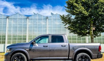 DODGE RAM 1500 5.7L HEMI 4X4 401PK V8 * SPORT * EXTREEM LAGE BIJTELLING * PRACHTIGE KLEUR * 20 INCH BLACK-OPPS * PERFORMANCE UITLAATSYSTEEM * VERHOOGD * VERBREED * NETTE STAAT * vol