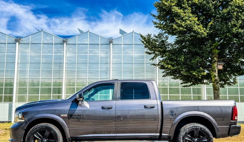 DODGE RAM 1500 5.7L HEMI 4X4 401PK V8 * SPORT * EXTREEM LAGE BIJTELLING * PRACHTIGE KLEUR * 20 INCH BLACK-OPPS * PERFORMANCE UITLAATSYSTEEM * VERHOOGD * VERBREED * NETTE STAAT * vol