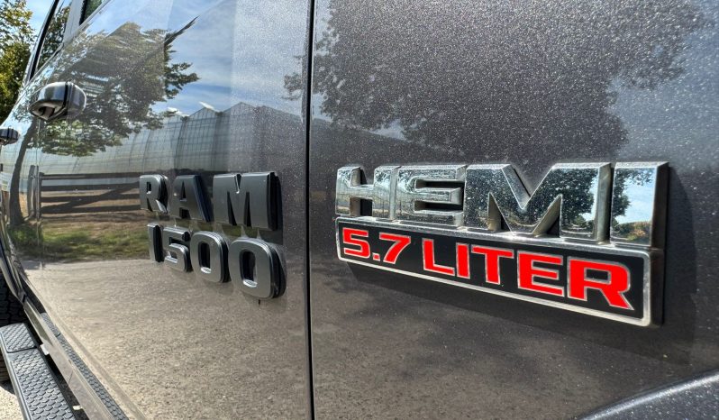 DODGE RAM 1500 5.7L HEMI 4X4 401PK V8 * SPORT * EXTREEM LAGE BIJTELLING * PRACHTIGE KLEUR * 20 INCH BLACK-OPPS * PERFORMANCE UITLAATSYSTEEM * VERHOOGD * VERBREED * NETTE STAAT * vol