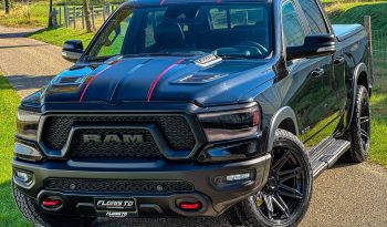 DODGE RAM 1500 5.7L HEMI 4X4 401PK V8 * REBEL * WIDE BODY * BOM VOL * BEEST * 22 INCH FUEL * 2023 * KM STAND 52.000 KM * CUSTOM STRIPING * PPF SMOKE VERLICHTING * HEAD-UP DISPLAY * DIGITALE BINNEN SPIEGEL * vol