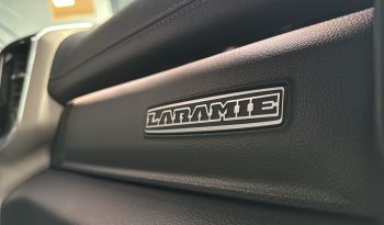 DODGE RAM 1500 5.7L HEMI V8 4X4 401PK * LARAMIE * SPORT * BLACK-OPPS * WIDE BODY * PRACHTIGE PICK-UP * 22 INCH * OPEN UITLAAT * SMOKE PPF KOPLAMPEN * ELEKTRISCHE SIDE BARS * 75.000 KM * vol