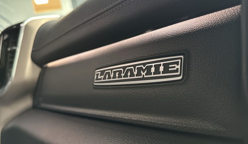 DODGE RAM 1500 5.7L HEMI V8 4X4 401PK * LARAMIE * SPORT * BLACK-OPPS * WIDE BODY * PRACHTIGE PICK-UP * 22 INCH * OPEN UITLAAT * SMOKE PPF KOPLAMPEN * ELEKTRISCHE SIDE BARS * 75.000 KM * vol
