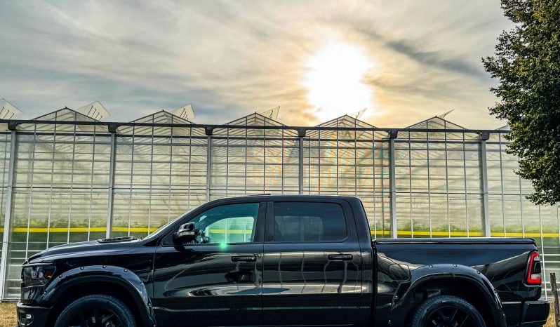 DODGE RAM 1500 5.7L HEMI V8 4X4 401PK * LARAMIE * SPORT * BLACK-OPPS * WIDE BODY * PRACHTIGE PICK-UP * 22 INCH * OPEN UITLAAT * SMOKE PPF KOPLAMPEN * ELEKTRISCHE SIDE BARS * 75.000 KM * vol
