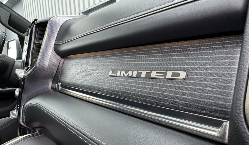 DODGE RAM 1500 5.7L HEMI 4X4 401PK V8 * LIMITED EDITION * BLACK-OPPS * FULL OPTION * 322 LITER LPG PRINS * LEDBAR * 22 INCH LICHTMETALEN SPORTVELGEN * OPEN UITLAAT * TOP CONDITIE * 1E EIGENAAR * vol