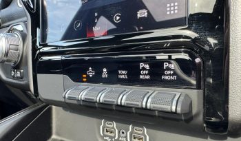 DODGE RAM 1500 5.7L HEMI 4X4 401PK V8 * REBEL * WIDE BODY * BOM VOL * BEEST * 22 INCH FUEL * 2023 * KM STAND 52.000 KM * CUSTOM STRIPING * PPF SMOKE VERLICHTING * HEAD-UP DISPLAY * DIGITALE BINNEN SPIEGEL * vol
