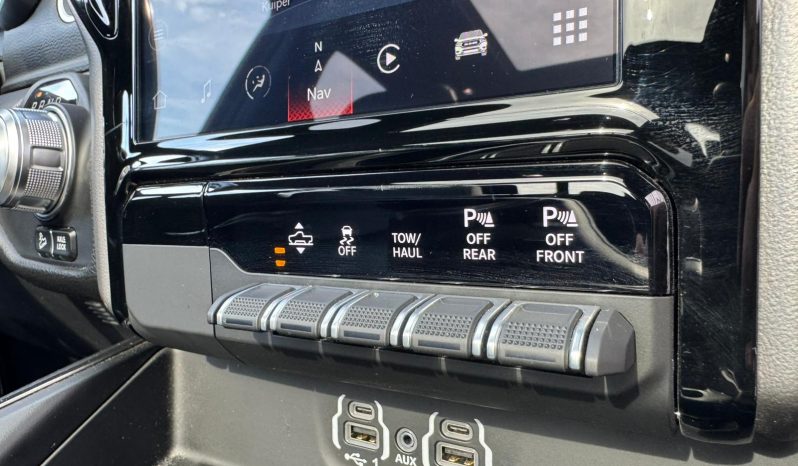 DODGE RAM 1500 5.7L HEMI 4X4 401PK V8 * REBEL * WIDE BODY * BOM VOL * BEEST * 22 INCH FUEL * 2023 * KM STAND 52.000 KM * CUSTOM STRIPING * PPF SMOKE VERLICHTING * HEAD-UP DISPLAY * DIGITALE BINNEN SPIEGEL * vol
