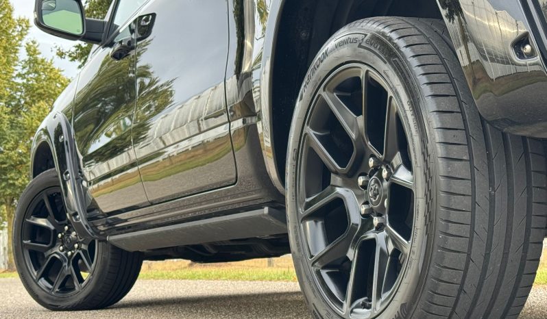 DODGE RAM 1500 5.7L HEMI V8 4X4 401PK * LARAMIE * SPORT * BLACK-OPPS * WIDE BODY * PRACHTIGE PICK-UP * 22 INCH * OPEN UITLAAT * SMOKE PPF KOPLAMPEN * ELEKTRISCHE SIDE BARS * 75.000 KM * vol