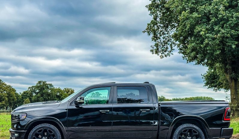 DODGE RAM 1500 5.7L HEMI 4X4 401PK V8 * LIMITED EDITION * BLACK-OPPS * FULL OPTION * 322 LITER LPG PRINS * LEDBAR * 22 INCH LICHTMETALEN SPORTVELGEN * OPEN UITLAAT * TOP CONDITIE * 1E EIGENAAR * vol