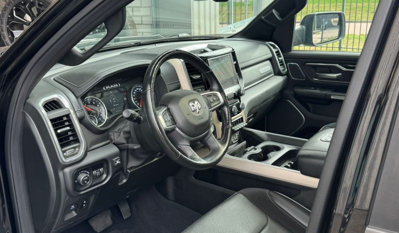 DODGE RAM 1500 5.7L HEMI V8 4X4 401PK * LARAMIE * SPORT * BLACK-OPPS * WIDE BODY * PRACHTIGE PICK-UP * 22 INCH * OPEN UITLAAT * SMOKE PPF KOPLAMPEN * ELEKTRISCHE SIDE BARS * 75.000 KM * vol
