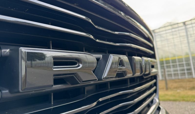 DODGE RAM 1500 5.7L HEMI V8 4X4 401PK * LARAMIE * SPORT * BLACK-OPPS * WIDE BODY * PRACHTIGE PICK-UP * 22 INCH * OPEN UITLAAT * SMOKE PPF KOPLAMPEN * ELEKTRISCHE SIDE BARS * 75.000 KM * vol