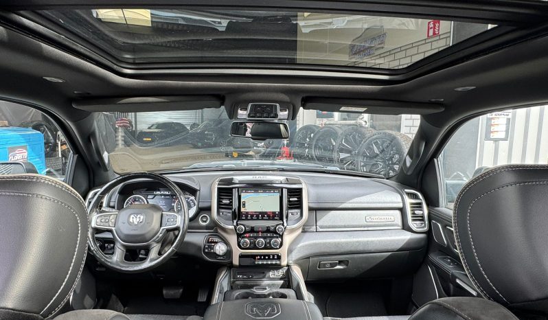 DODGE RAM 1500 5.7L HEMI V8 4X4 401PK * LARAMIE * SPORT * BLACK-OPPS * WIDE BODY * PRACHTIGE PICK-UP * 22 INCH * OPEN UITLAAT * SMOKE PPF KOPLAMPEN * ELEKTRISCHE SIDE BARS * 75.000 KM * vol