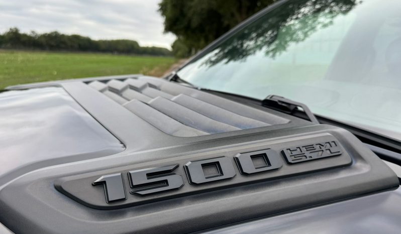 DODGE RAM 1500 5.7L HEMI 4X4 401PK V8 * LIMITED EDITION * BLACK-OPPS * FULL OPTION * 322 LITER LPG PRINS * LEDBAR * 22 INCH LICHTMETALEN SPORTVELGEN * OPEN UITLAAT * TOP CONDITIE * 1E EIGENAAR * vol