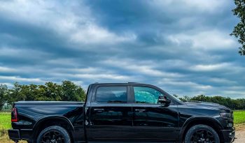 DODGE RAM 1500 5.7L HEMI 4X4 401PK V8 * LIMITED EDITION * BLACK-OPPS * FULL OPTION * 322 LITER LPG PRINS * LEDBAR * 22 INCH LICHTMETALEN SPORTVELGEN * OPEN UITLAAT * TOP CONDITIE * 1E EIGENAAR * vol