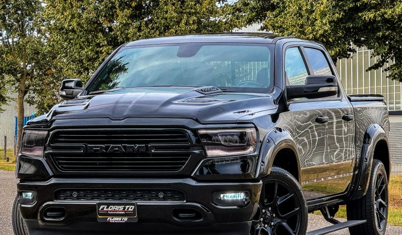 DODGE RAM 1500 5.7L HEMI V8 4X4 401PK * LARAMIE * SPORT * BLACK-OPPS * WIDE BODY * PRACHTIGE PICK-UP * 22 INCH * OPEN UITLAAT * SMOKE PPF KOPLAMPEN * ELEKTRISCHE SIDE BARS * 75.000 KM * vol