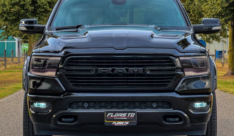 DODGE RAM 1500 5.7L HEMI V8 4X4 401PK * LARAMIE * SPORT * BLACK-OPPS * WIDE BODY * PRACHTIGE PICK-UP * 22 INCH * OPEN UITLAAT * SMOKE PPF KOPLAMPEN * ELEKTRISCHE SIDE BARS * 75.000 KM * vol