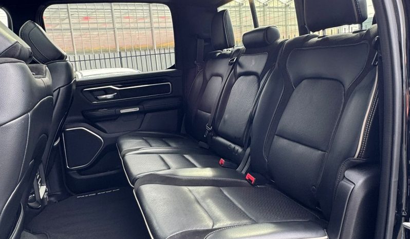 DODGE RAM 1500 5.7L HEMI V8 4X4 401PK * LARAMIE * SPORT * BLACK-OPPS * WIDE BODY * PRACHTIGE PICK-UP * 22 INCH * OPEN UITLAAT * SMOKE PPF KOPLAMPEN * ELEKTRISCHE SIDE BARS * 75.000 KM * vol