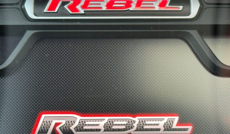 DODGE RAM 1500 5.7L HEMI 4X4 401PK V8 * REBEL * WIDE BODY * BOM VOL * BEEST * 22 INCH FUEL * 2023 * KM STAND 52.000 KM * CUSTOM STRIPING * PPF SMOKE VERLICHTING * HEAD-UP DISPLAY * DIGITALE BINNEN SPIEGEL * vol