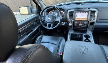 DODGE RAM 1500 5.7L HEMI V8 4X4 401PK * SPORT * RAMBOX * NIEUWSTAAT * 1E EIGENAAR * BLACK-OPPS PAKKET * PERFORMANCE UITLAATSYSTEEM * SRT GRIL * FULL OPTION * WEINIG KM 77.000 KM * vol