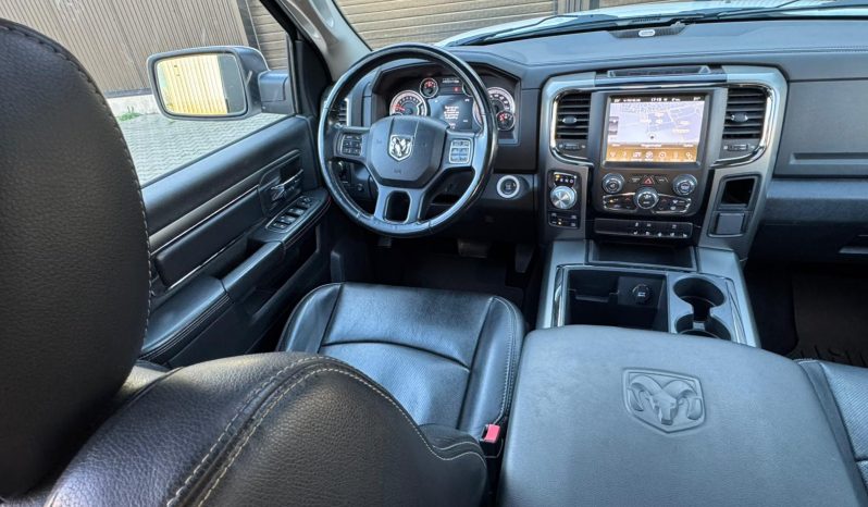 DODGE RAM 1500 5.7L HEMI V8 4X4 401PK * SPORT * RAMBOX * NIEUWSTAAT * 1E EIGENAAR * BLACK-OPPS PAKKET * PERFORMANCE UITLAATSYSTEEM * SRT GRIL * FULL OPTION * WEINIG KM 77.000 KM * vol