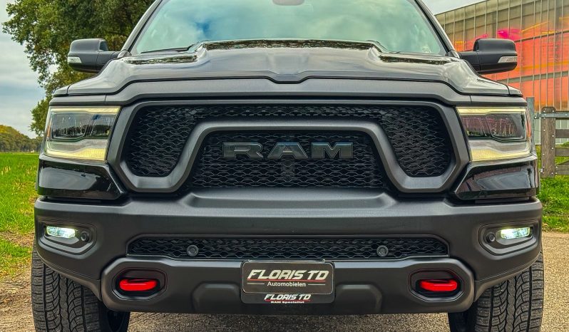 DODGE RAM 1500 5.7L V8 HEMI 4X4 401PK * REBEL * 22 INCH FUEL LICHTMETALEN SPORTVELGEN * MAGNAFLOW PERFORMANCE UITLAAT * GROOT BEELDSCHERM * LUCHTVERING * PANORAMADAK * 330 LITER LPG * TOW HOOKS ROOD * BEDCOVER * vol